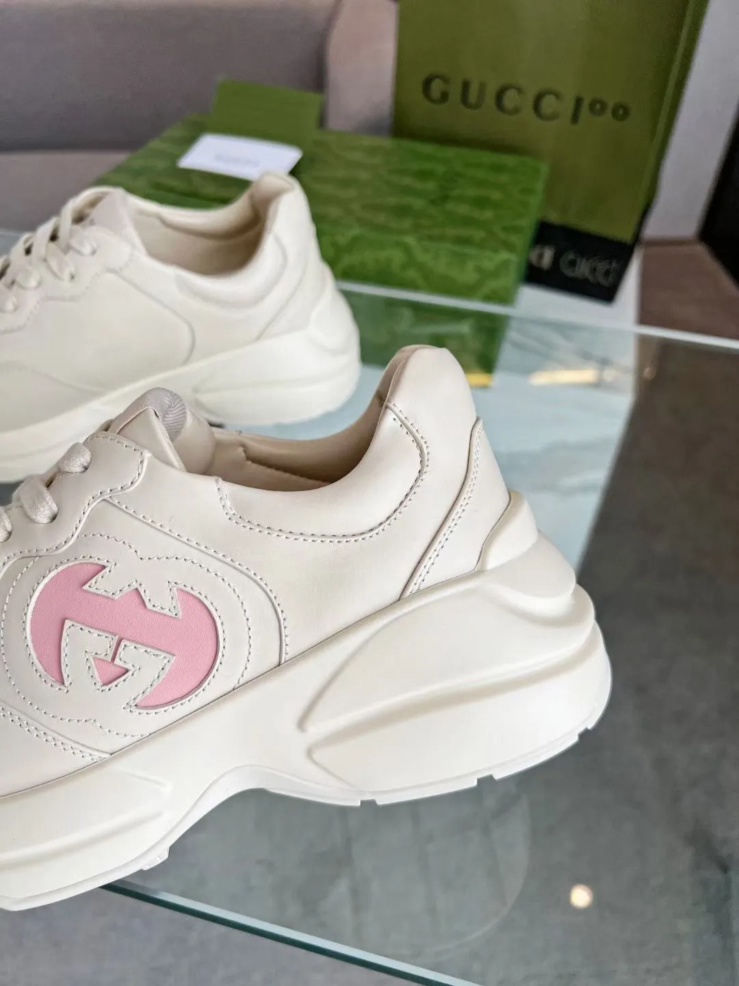 👟👟Ex-factory price 480👟👟 Gucci dad shoes for couples, distressed leather horn-shaped retro jogging shoes. The Balenciaga grandpa trend has subsided, ushering in GUCCI dad shoes, the trend leader in the fashion industry. The original shoes are molded and the original last is made by the Italian handmade foundry! [Gucci original dad shoes] Original surface: imported calfskin! Lining: Grade A hybrid lambskin! Outsole: The highest restoration sole T👟👟Ex-factory price U material plus wear-resistant foam (anti-wear cushioning) ivory leather processed with distressed effect The sole is 5cm high! The comfort level is excellent, killing all high-end versions on the market! Original logo outsole! 👣Size: Women’s size 35-40. Men's size 38-45. Women's heel with 🈚️logo! Men's heel with 🈶️logo!